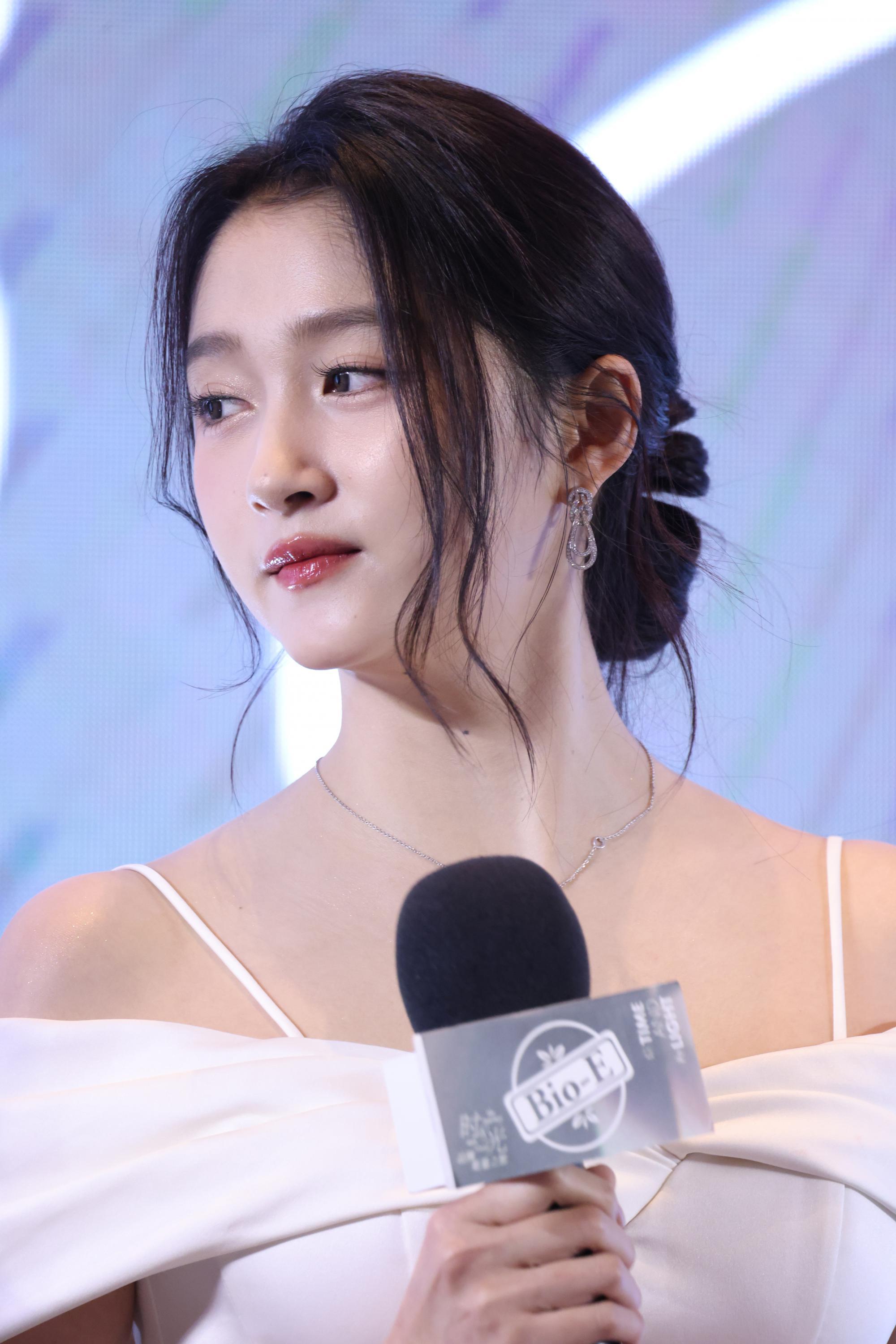 关晓彤拿话筒回答问题现场生图照[7]